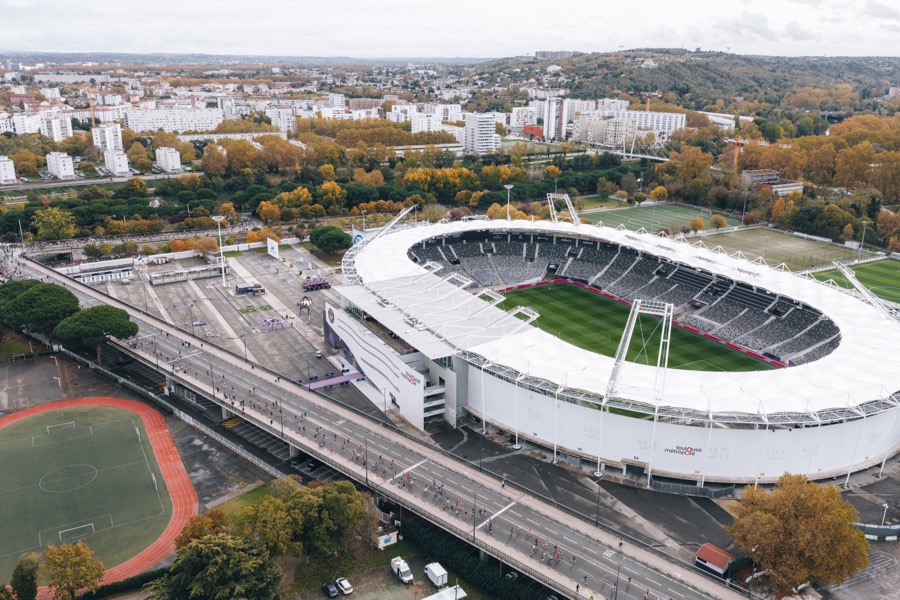 Vue aérienne du Stadium de Toulouse et de son parvis